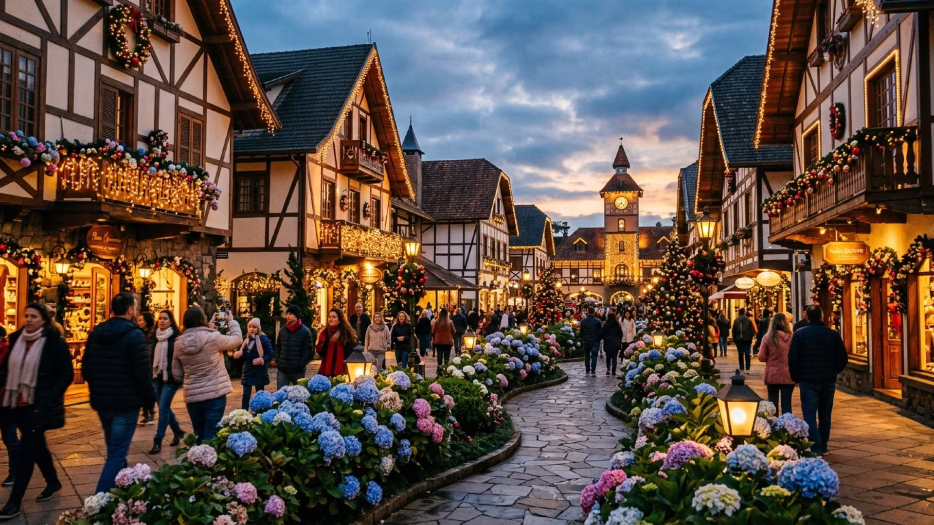 Centro de Gramado iluminado com decorações natalinas, flores e arquitetura europeia