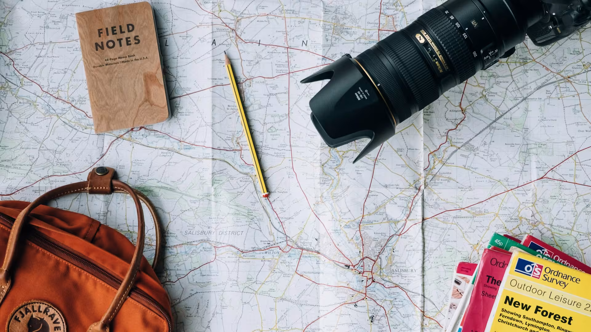 Consultoria de turismo desenhando mapa e itinerário sob medida