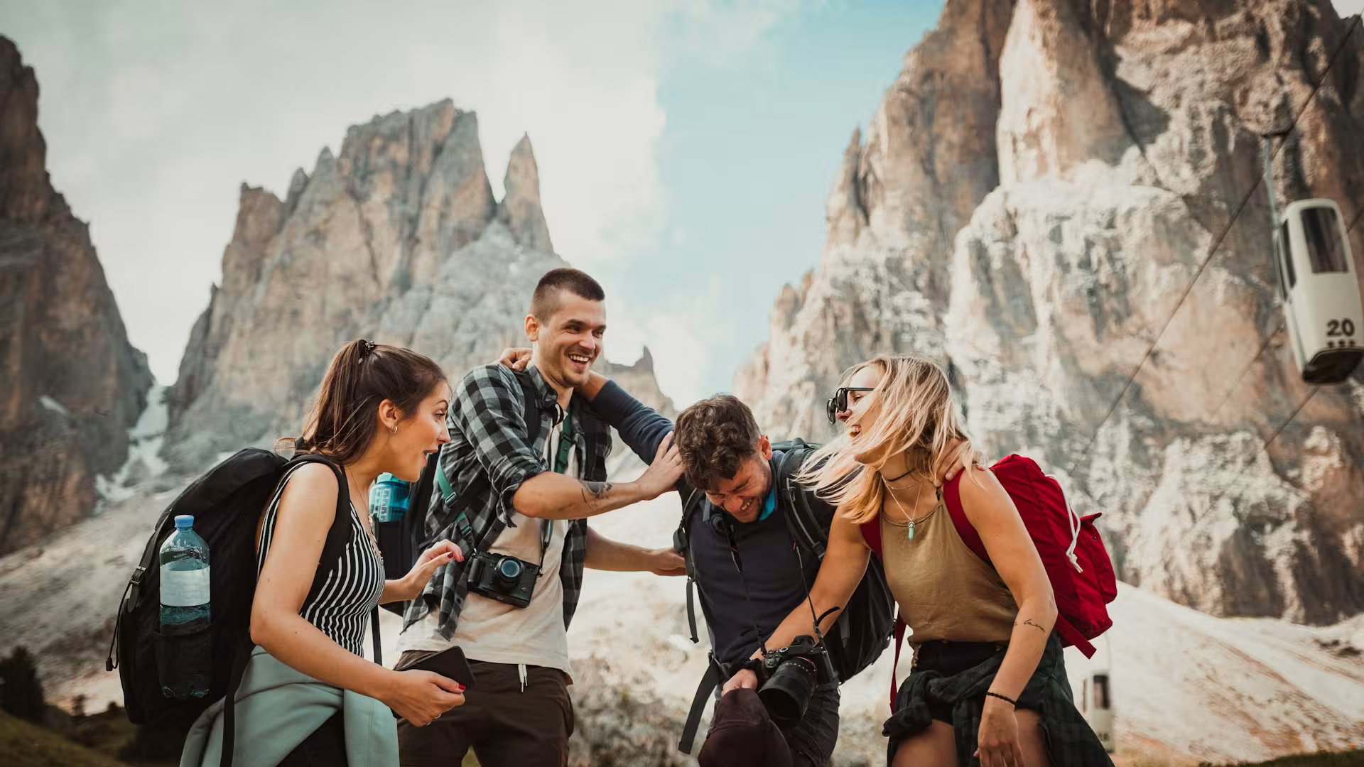 Grupo de viajantes e amigos celebrando juntos em destino turístico