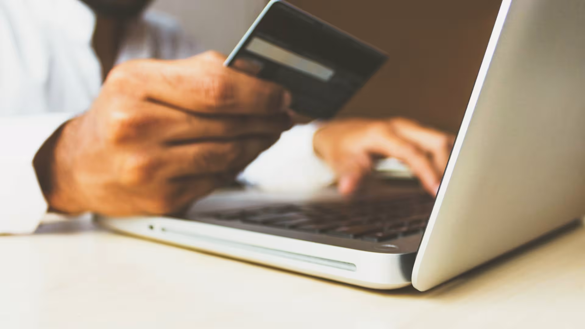 Cliente realizando pagamento com cartão por aproximação em terminal