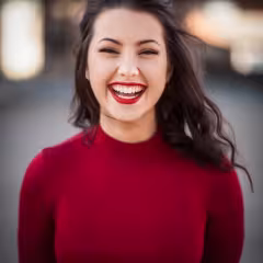 Foto de Carolina Mendes sorridente em viagem de férias